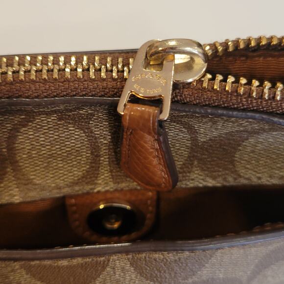 Discontinued Coach Purse Signature Cross Body Bag - Picture 7 of 9